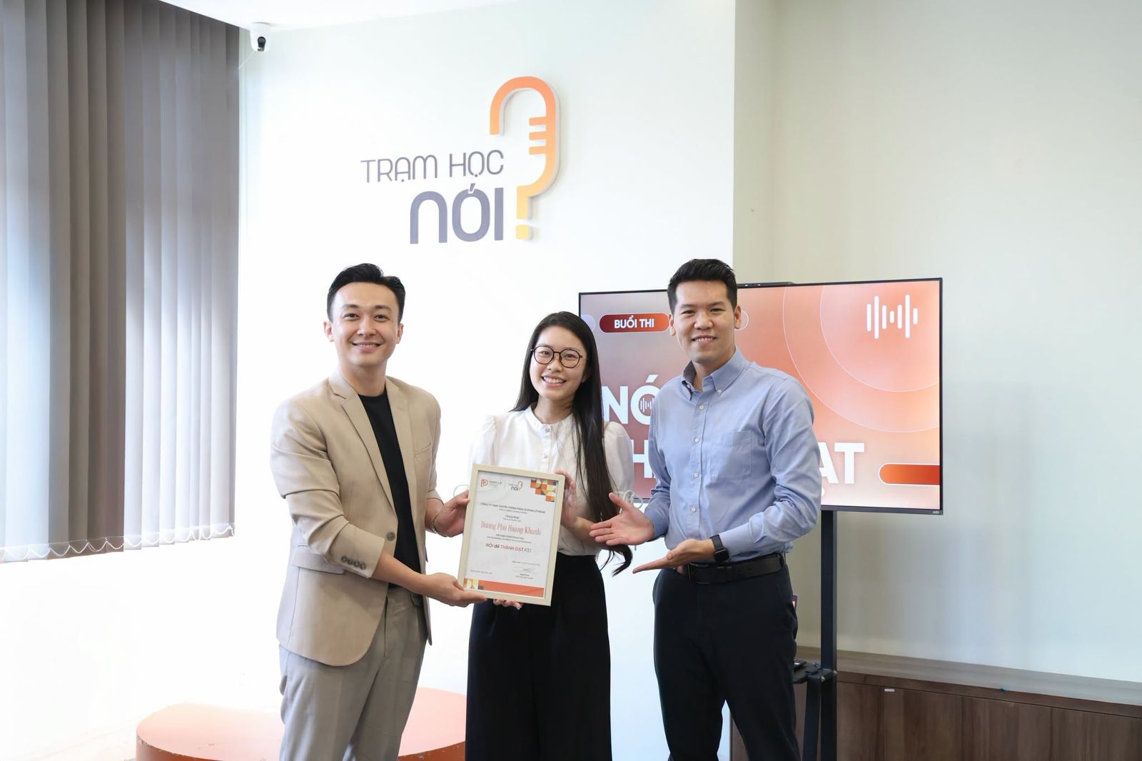 Học viên nhận chứng nhận tốt nghiệp tại Trạm học NÓI